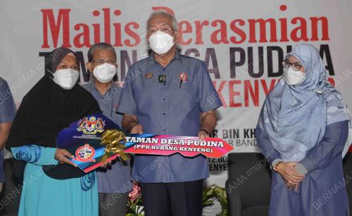 DATUK SERI MAHDZIR KHALID