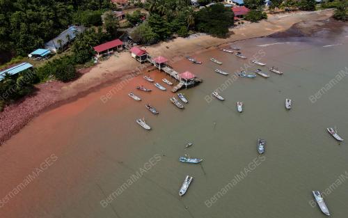 PANTAI TELUK NIPAH MERAH