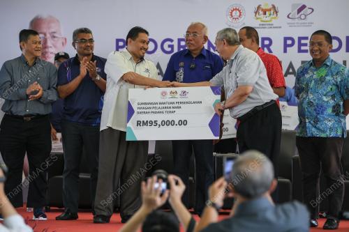DATUK SERI MAHDZIR KHALID