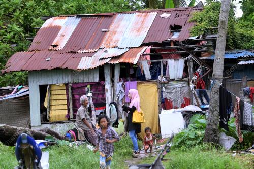 KD09_30072018_WARGA_EMAS_DI_BANTU