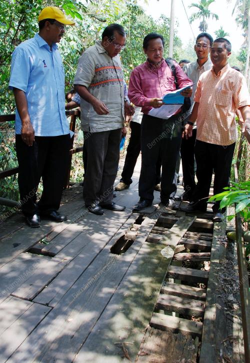 DATUK SERI MAHDZIR KHALID