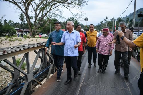 DATUK SERI MAHDZIR KHALID