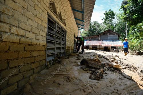 RUMAH MUSNAH DILANDA BANJIR DI BALING