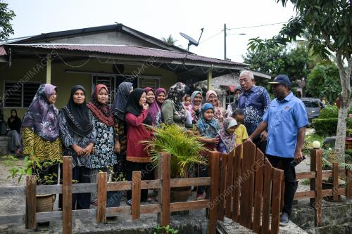 DATUK SERI MAHDZIR KHALID