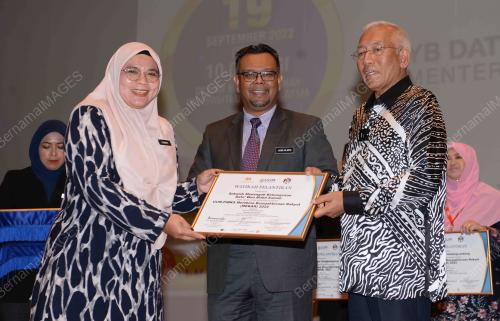 DATUK SERI MAHDZIR KHALID