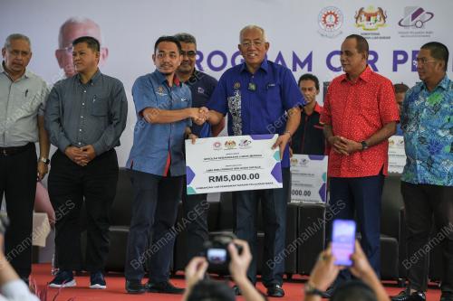 DATUK SERI MAHDZIR KHALID