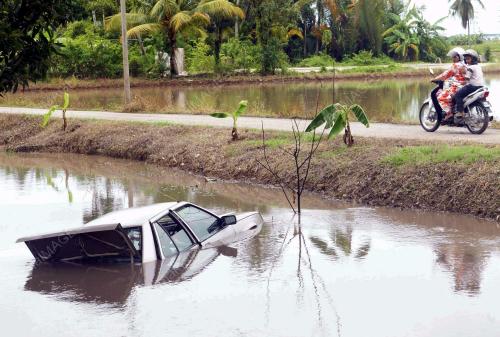 KERETA TENGGELAM