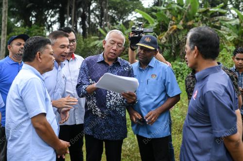 DATUK SERI MAHDZIR KHALID