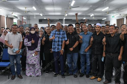 DATUK SERI MAHDZIR KHALID