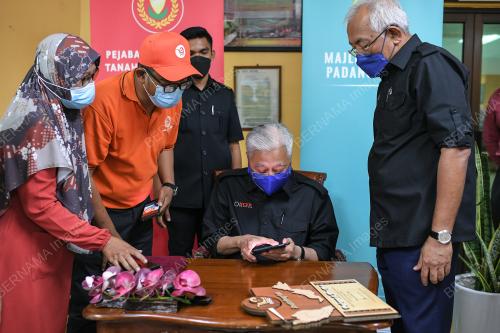 DATUK SERI ISMAIL SABRI YAAKOB