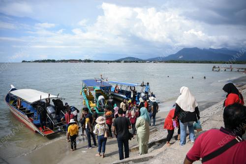 TINJAUAN PELANCONGAN PANTAI MERDEKA