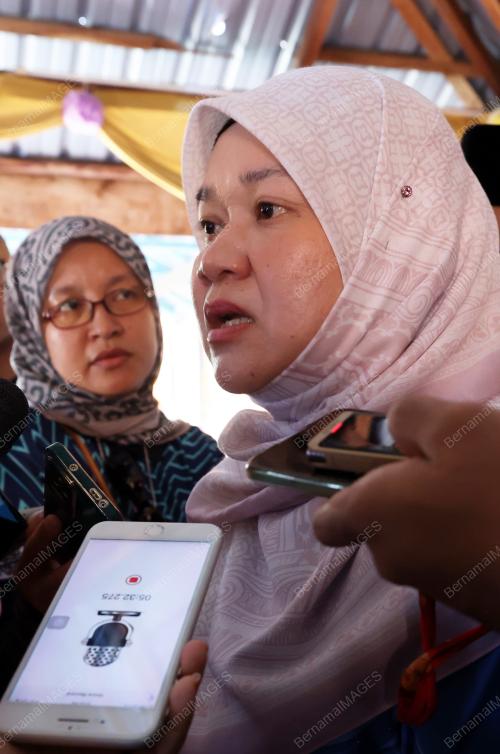 FADHLINA SIDEK