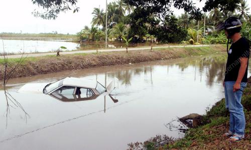 KERETA TENGGELAM