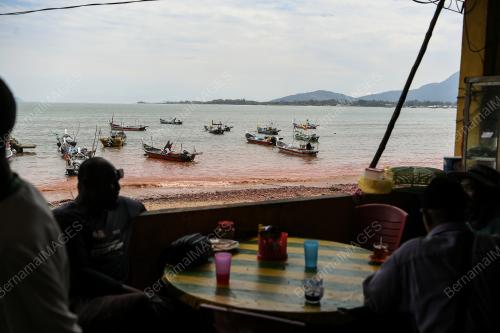 PANTAI TELUK NIPAH MERAH