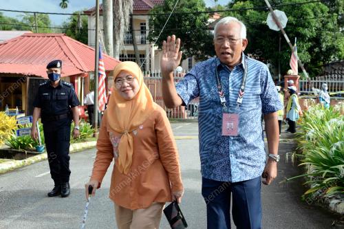 DATUK SERI MAHDZIR KHALID