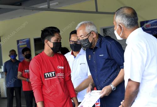 DATUK SERI MAHDZIR KHALID