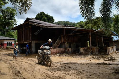 RUMAH MUSNAH DILANDA BANJIR DI BALING