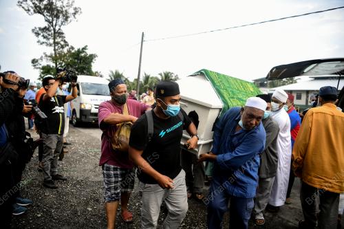 TUJUH SEKELUARGA KEMALANGAN MAUT