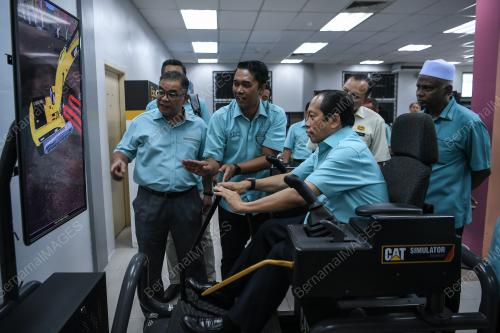 DATUK SERI AHMAD MASLAN