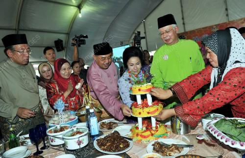 KD13_30082012_TERBUKA_AIDILFITRI