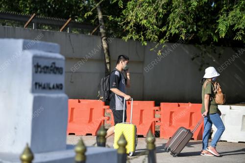 PEMBUKAAN SEMPADAN