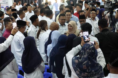 FADHLINA SIDEK