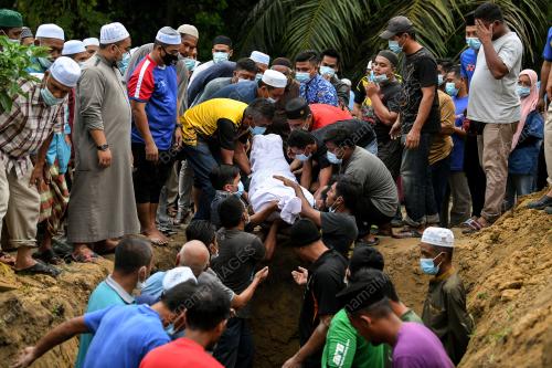 TUJUH SEKELUARGA KEMALANGAN MAUT
