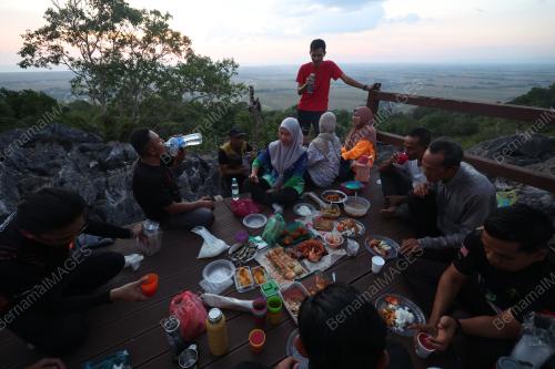 IFTAR DI PUNCAK GUNUNG KERIANG