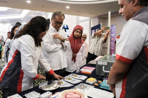 DATUK SERI DR DZULKEFLY AHMAD