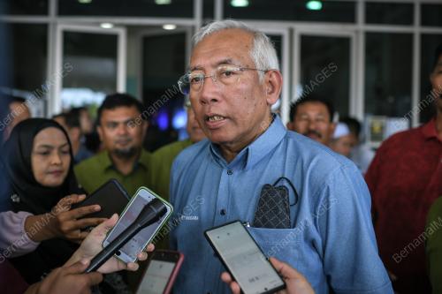 DATUK SERI MAHDZIR KHALID