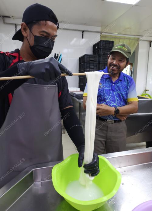 DATUK SERI DR MOHD UZIR MAHIDIN