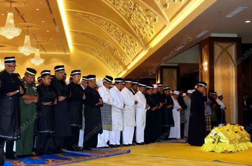 KD18_21052014_AGONG_SOLAT