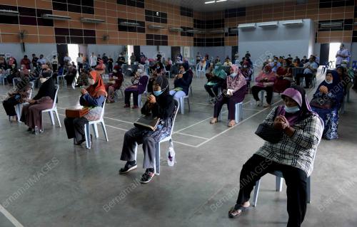 PENYERAHAN KAD KASIH IBU DARUL AMAN