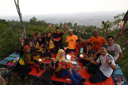 BERBUKA PUASA DI PUNCAK GUNUNG