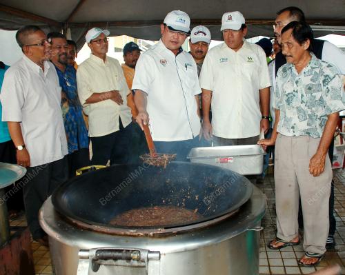 NOH OMAR LAWAT MANGSA BANJIR DI KEDAH
