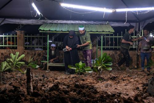 ENAM SEKELUARGA MENINGGAL KEMALANGAN