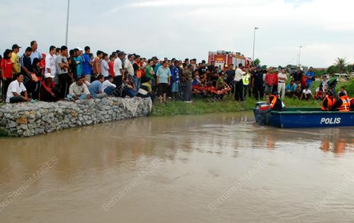 ORANG RAMAI MENUNGGU MELIHAT OPERASI MENYELAMAT