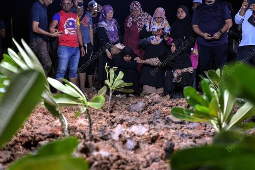ENAM SEKELUARGA MENINGGAL KEMALANGAN