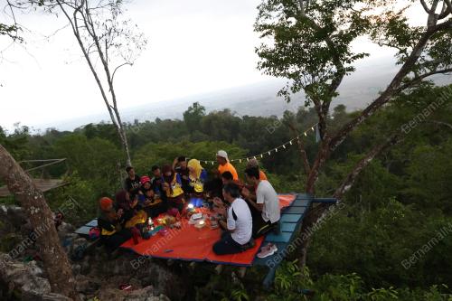 BERBUKA PUASA DI PUNCAK GUNUNG