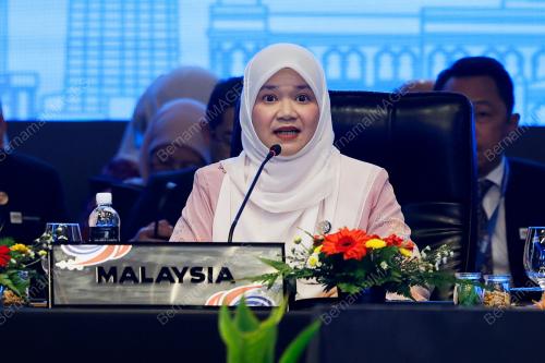 FADHLINA SIDEK