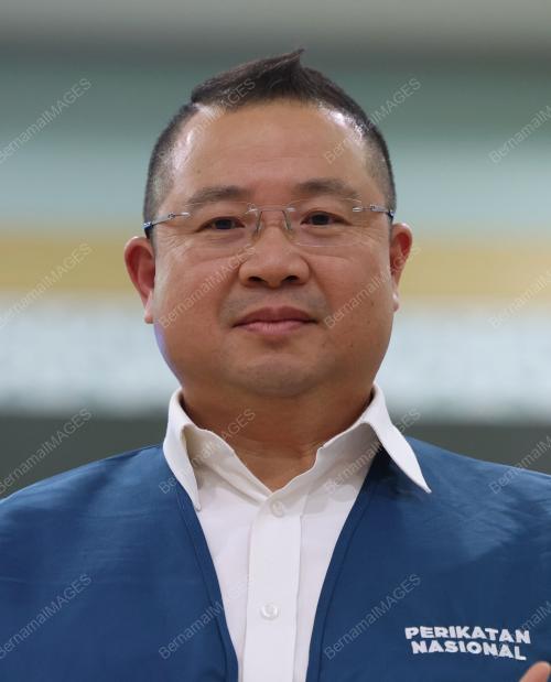 DR ROBERT LING KUI EE