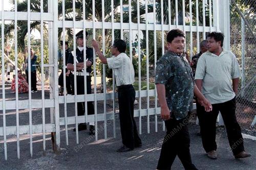 POLIS TUTUP PAGAR