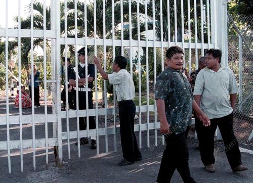 POLIS TUTUP PAGAR