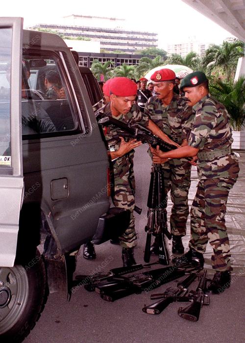 KL00-16_08_2000_DEMO-MINDEF_2_12012016