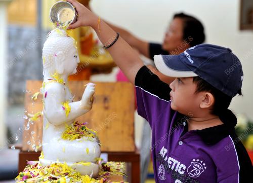 KL00_05052012_WESAK1