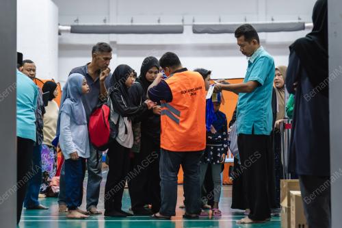 PELAJAR MANGSA DI PPS KE SEKOLAH