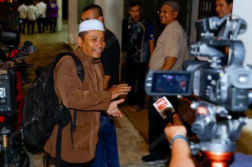 AHMAD FADHLI SHAARI