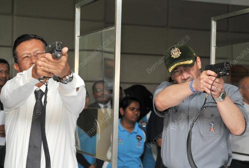 KL00_25012012_MENTERI_TEMBAK