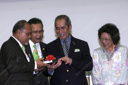 DATUK SERI DR WAN JUNAIDI TUANKU JAAFAR