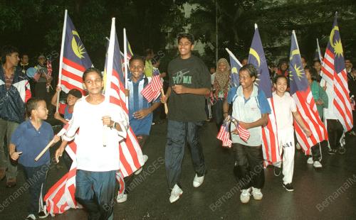 KL01-27_08_2000_LARIAN_BENDERA_12012016